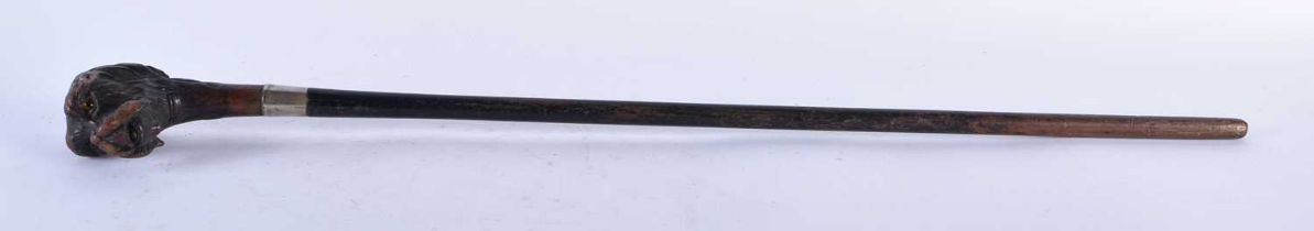 AN ANTIQUE BAVARIAN BLACK FOREST CARVED DOG HEAD SWAGGER STICK. 65 cm long.