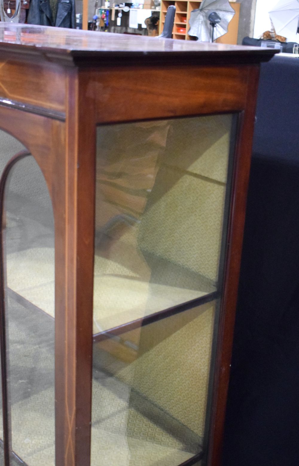 An Edwardian inlaid 2 door glazed display cabinet 151.5 x 121 x 41 cm. - Image 4 of 18