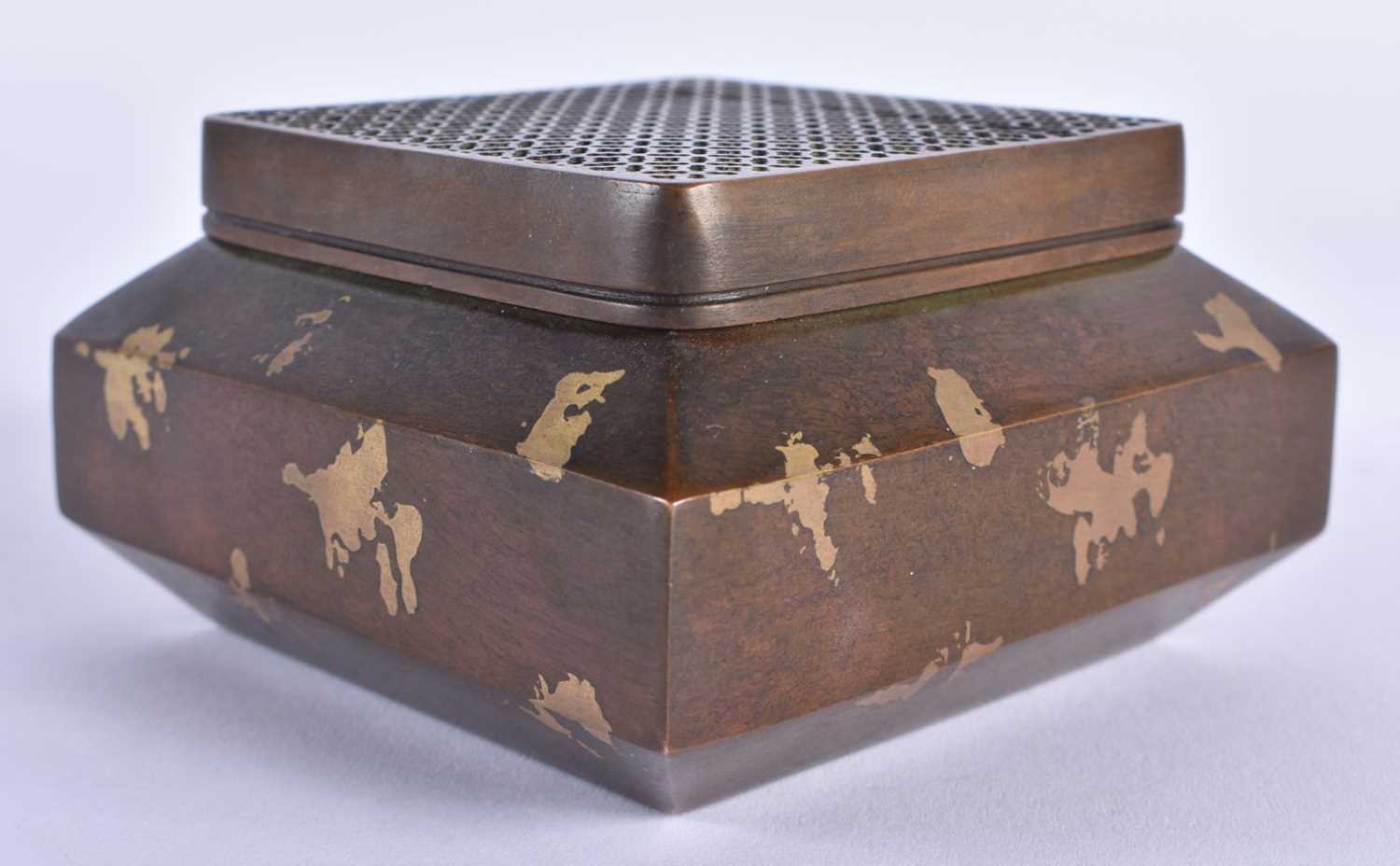 A CHINESE GOLD SPLASH BRONZE CENSER AND COVER 20th Century. 9.5 cm square. - Image 2 of 5