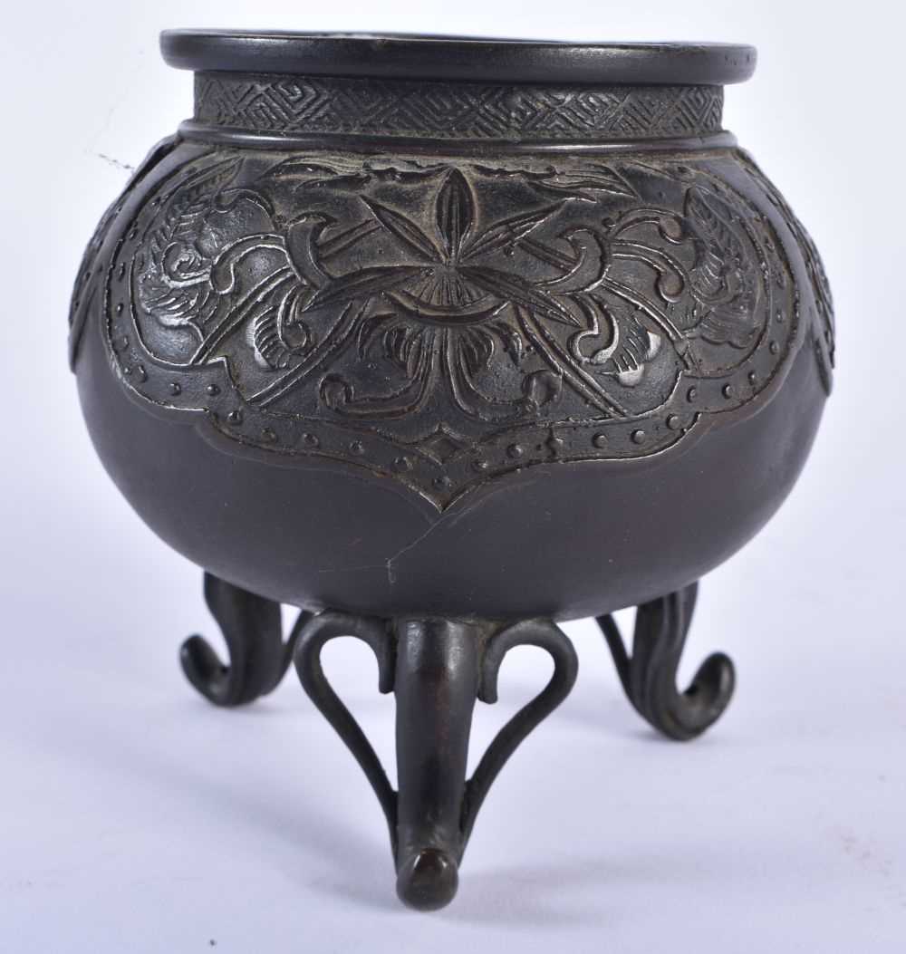 A 19TH CENTURY CHINESE BRONZE BULBOUS CENSER Qing. 11cm x 9 cm. - Image 2 of 4