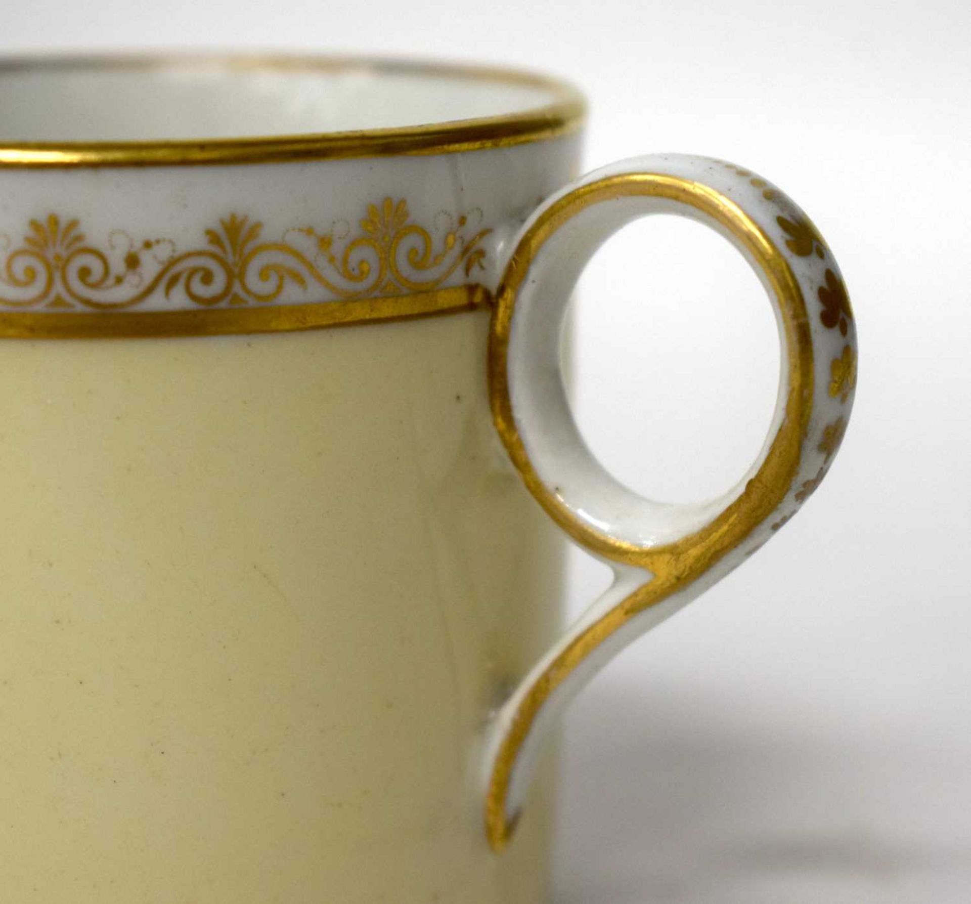 AN EARLY 19TH CENTURY CHAMBERLAINS WORCESTER CHAMBERSTICK together with two similar cups. Largest - Image 10 of 21