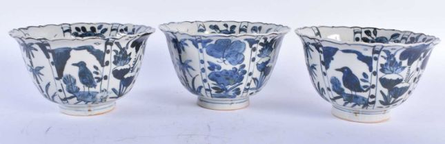 A SET OF THREE CHINESE KRAAK PORCELAIN BLUE AND WHITE SCALLOPED BOWLS possibly King/Qing. 13 cm x