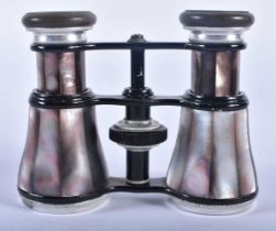 A PAIR OF MOTHER OF PEARL OPERA GLASSES. 9 cm x 9 cm extended.