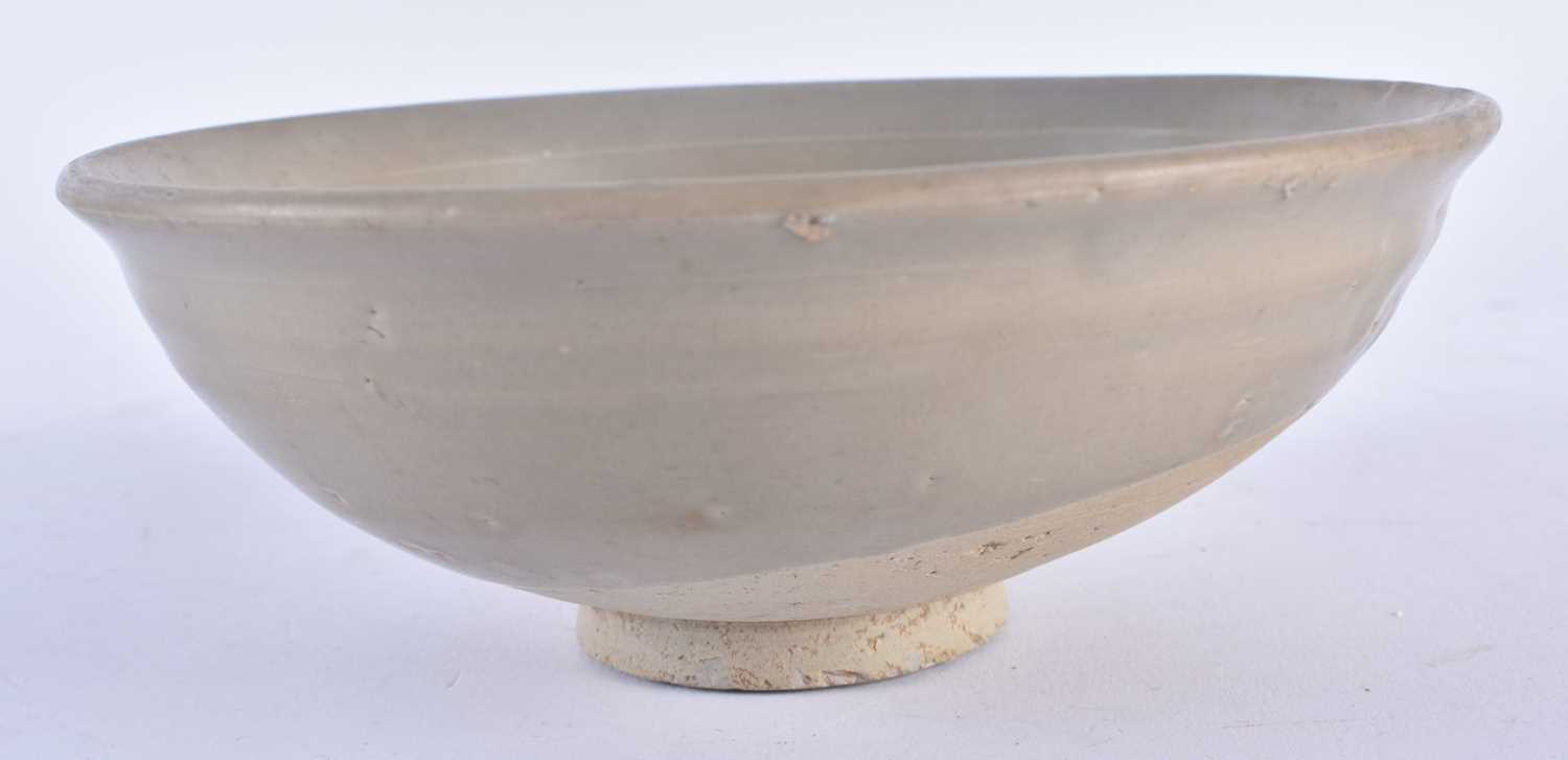 A CHINESE King DYNASTY CELADON STONEWARE BOWL. 16 cm diameter.