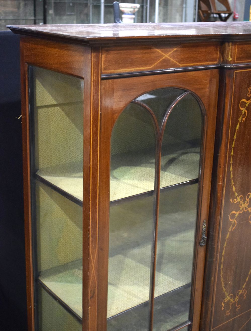 An Edwardian inlaid 2 door glazed display cabinet 151.5 x 121 x 41 cm. - Image 2 of 18