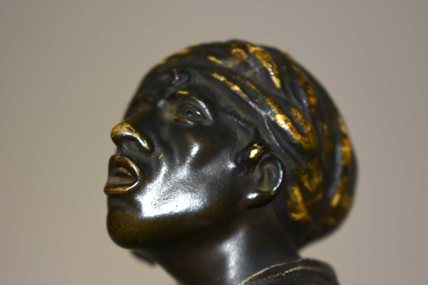 LARGE VIENNESE COLD-PAINTED BRONZE FIGURE OF AN ARAB BY BERGMAN.  32CM X 18CM X 13CM - Image 8 of 19