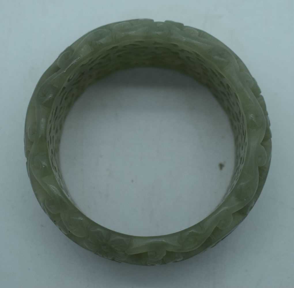 A CHINESE CARVED JADE RETICULATED BANGLE. 95 grams. 5.75 cm wide internally. - Image 2 of 3