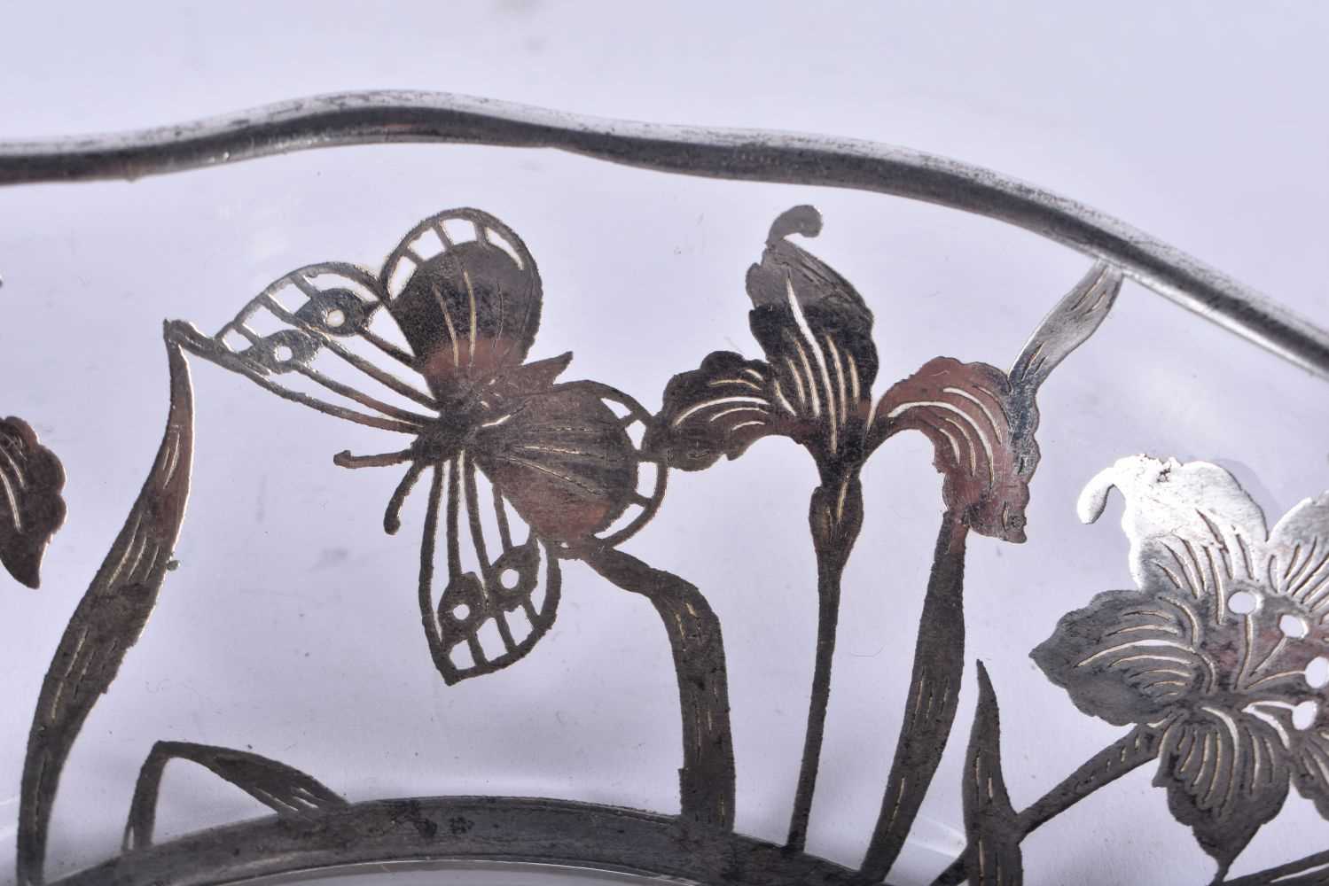 AN ART NOUVEAU SILVER OVERLAID GLASS DISH. 368 grams. 20.5 cm x 17 cm. - Image 2 of 3