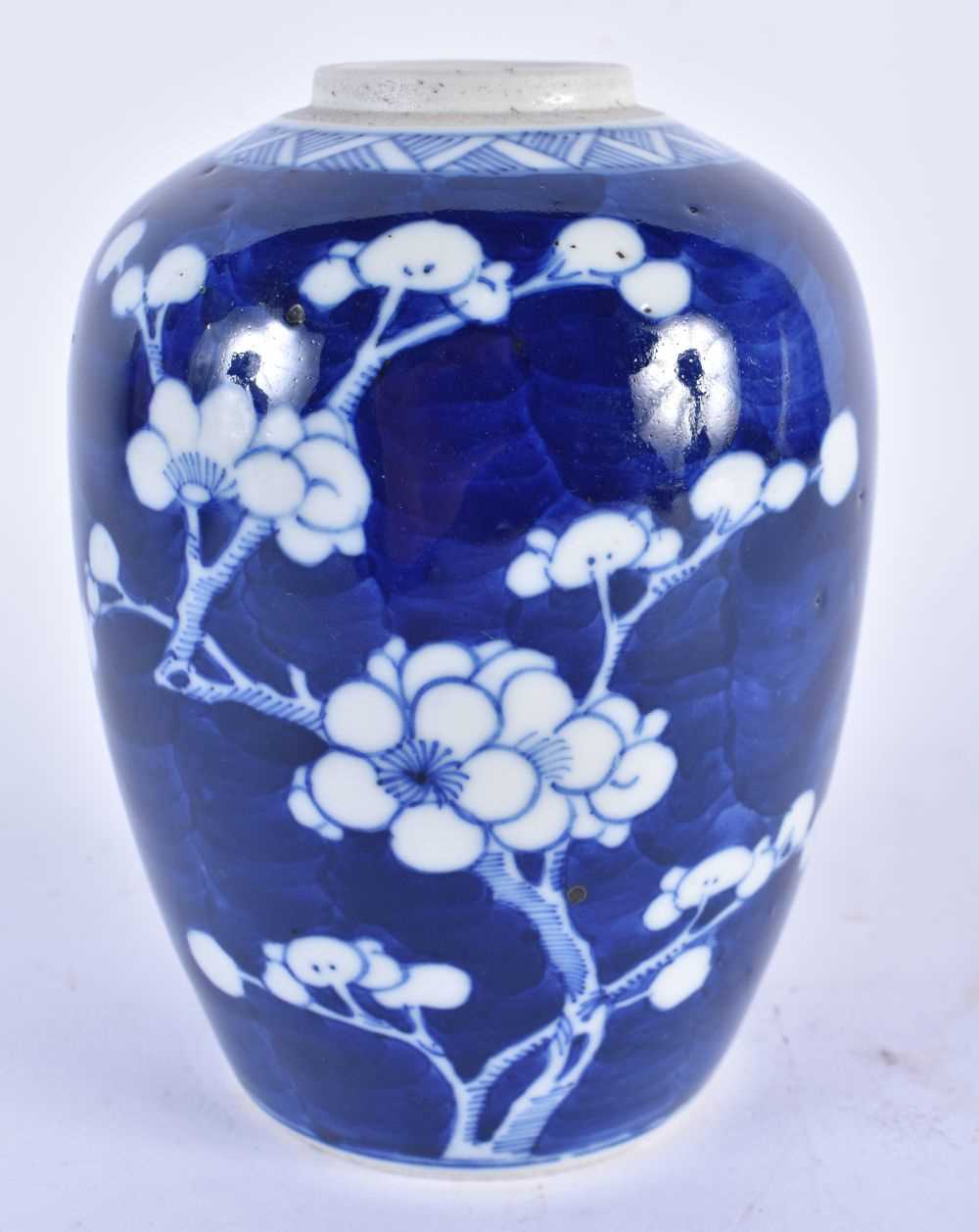 A 19TH CENTURY CHINESE BLUE AND WHITE PORCELAIN VASE Qing. 14 cm x 8 cm.