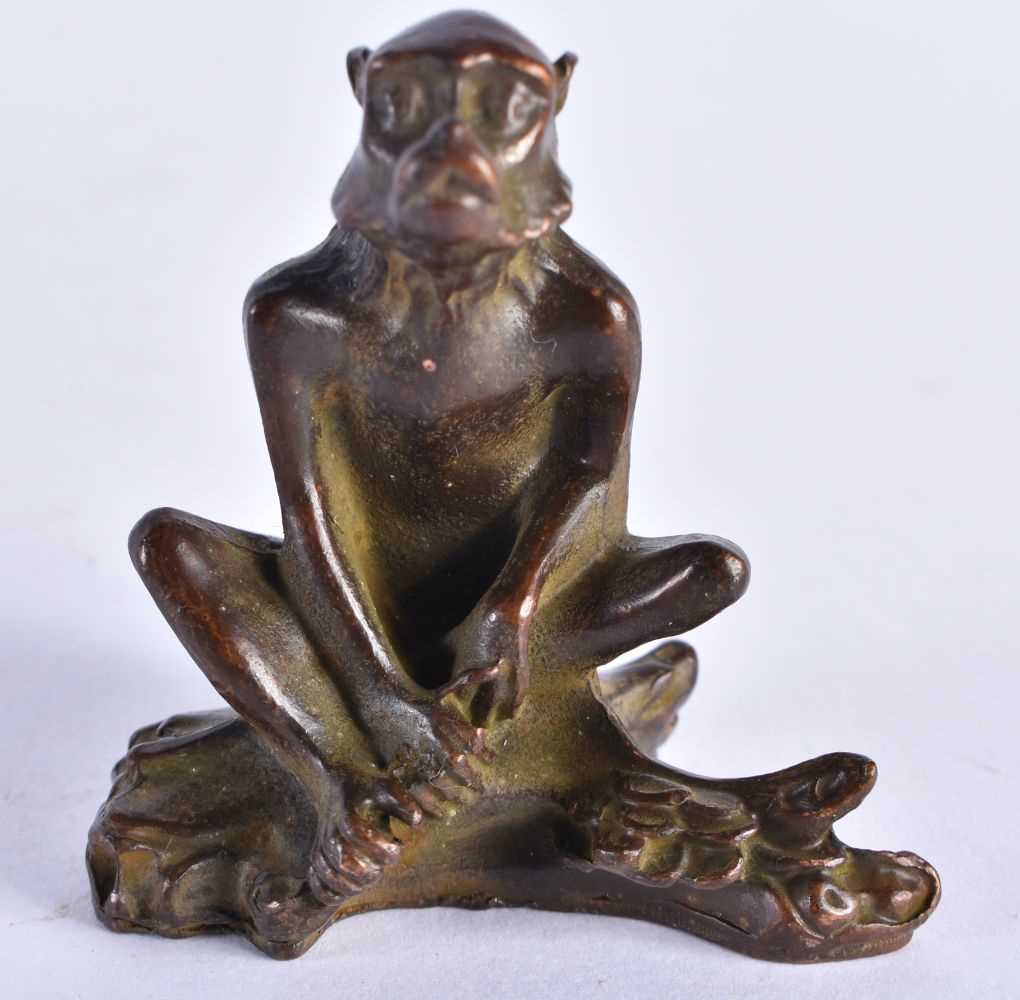 A JAPANESE BRONZE MONKEY OKIMONO. 156 grams. 5.75 cm x 5.5 cm.