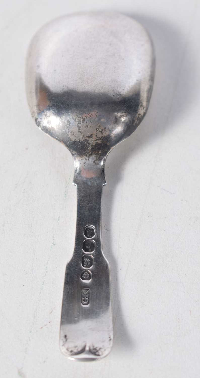 An Edwardian Silver Caddy Spoon by George Knight. Hallmarked London 1903. 10.1cm x 3.5 cm, weight - Bild 2 aus 3