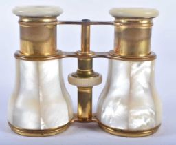 A PAIR OF MOTHER OF PEARL OPERA GLASSES. 9 cm x 9 cm extended.