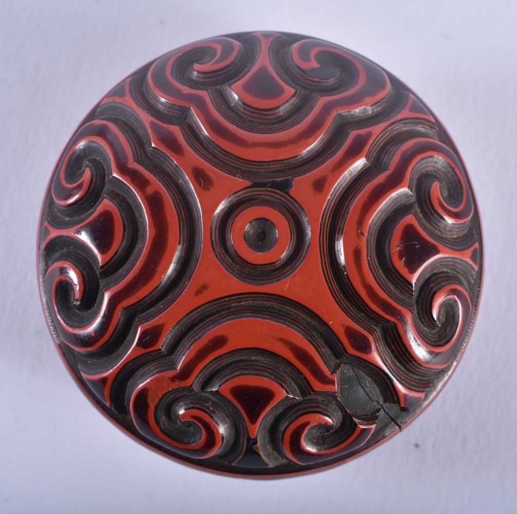 AN 18TH/19TH CENTURY JAPANESE EDO PERIOD CARVED NEGORO GURI LACQUER NETSUKE formed in a Chinese tixi - Image 3 of 3