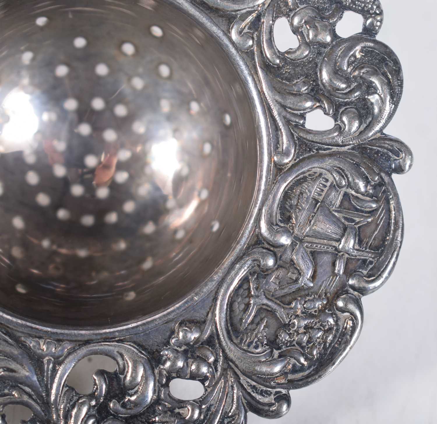 A Dutch Silver Tea Strainer with ornate decoration. 12.5 cm x 7.5 cm, weight 41g - Image 8 of 17