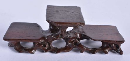 A SMALL EARLY 20TH CENTURY CHINESE CARVED HARDWOOD SCHOLARS STAND Late Qing/Republic. 15 cm x 5 cm.