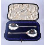 A PAIR OF ANTIQUE SILVER APOSTLE SPOONS. Sheffield 1907. 61.2 grams. 13 cm long.