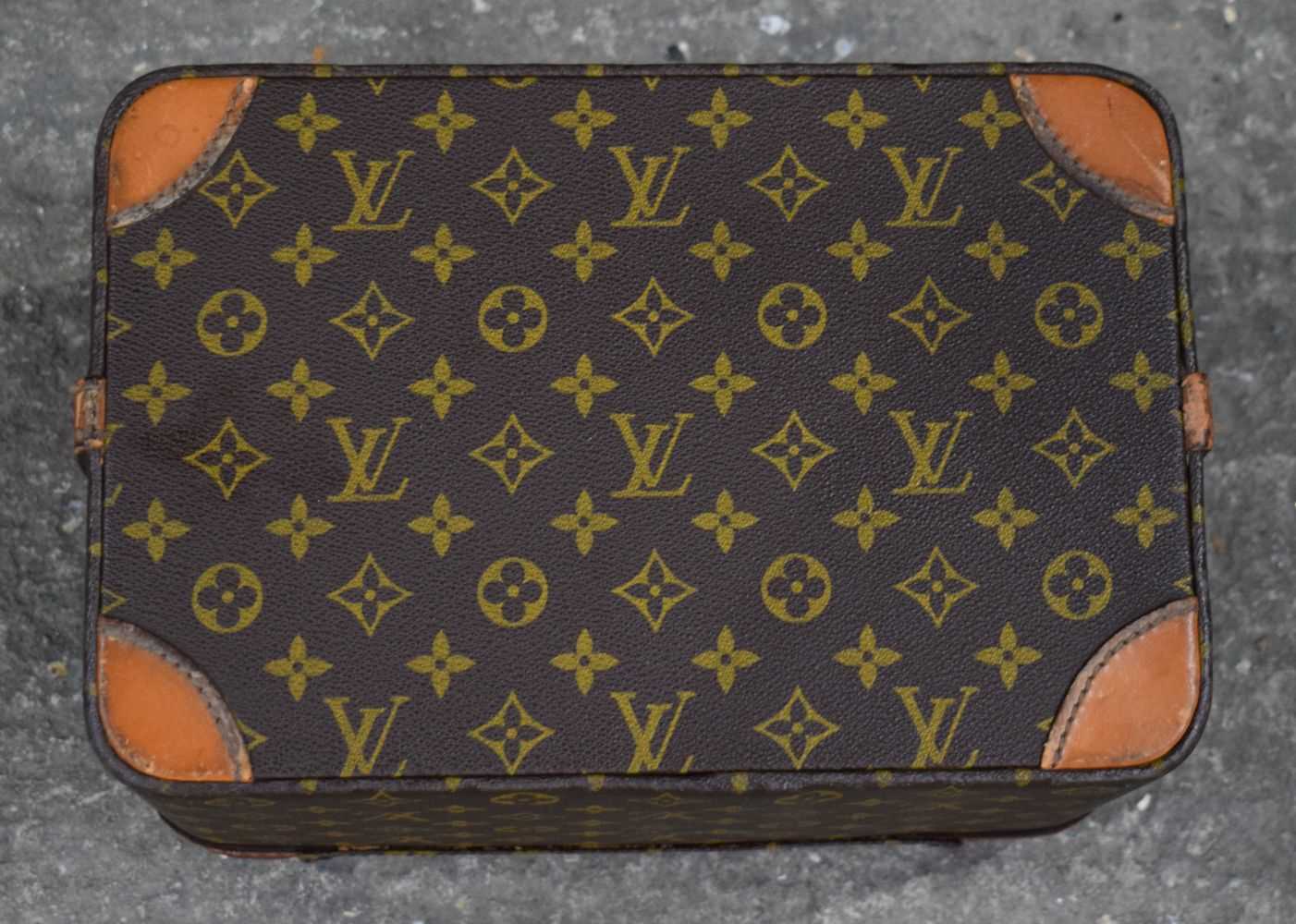 A Louis Vuitton overnight case 22 x 33 x 22 cm. - Image 5 of 14