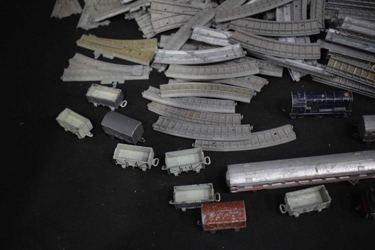 A collection of Lone star Model railway engines, carriages, track etc (Qty) - Image 5 of 22