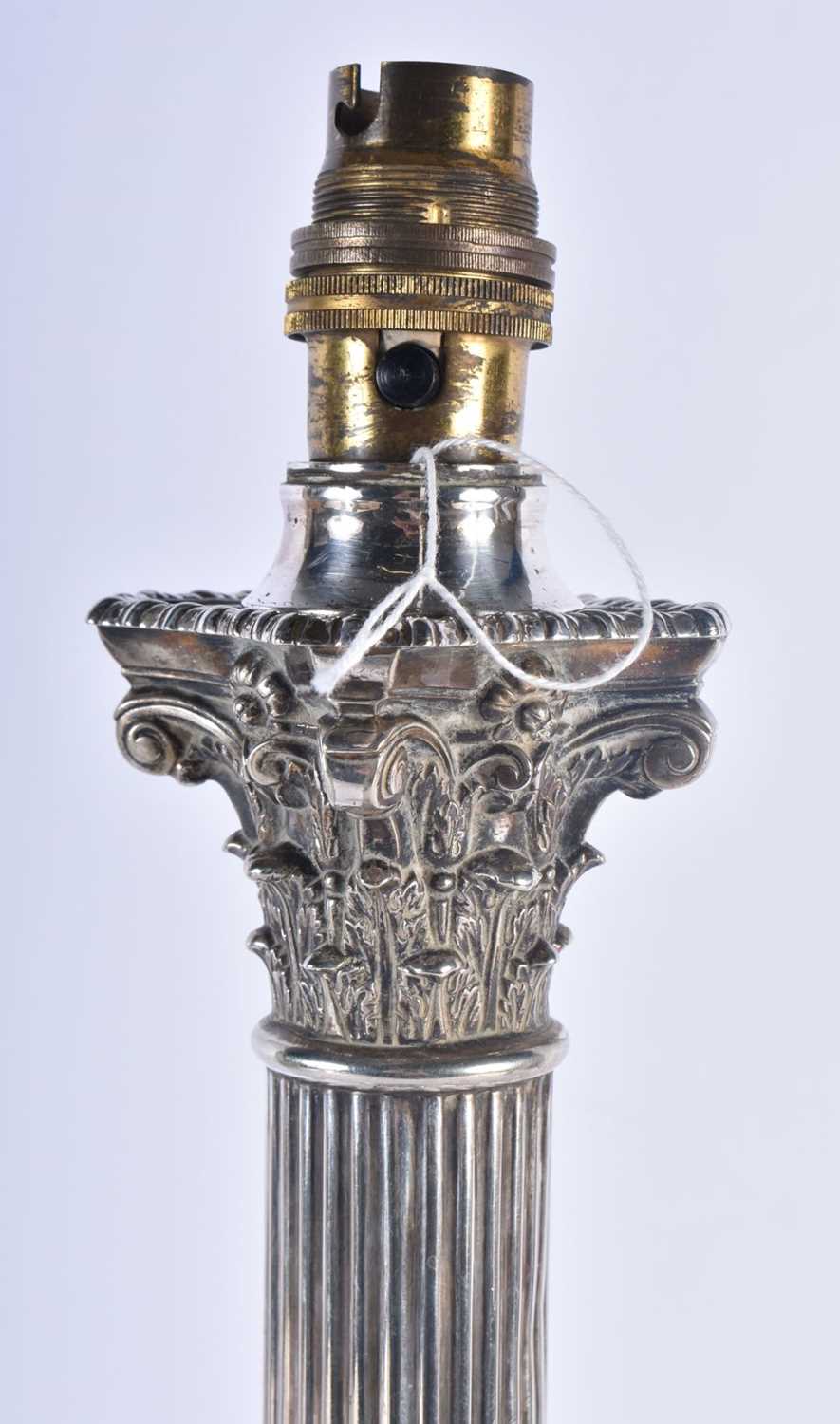 A LARGE 19TH CENTURY COUNTRY HOUSE SILVER PLATED CORINTHIAN COLUMN TABLE LAMP. 55 cm x 18cm. - Image 2 of 3