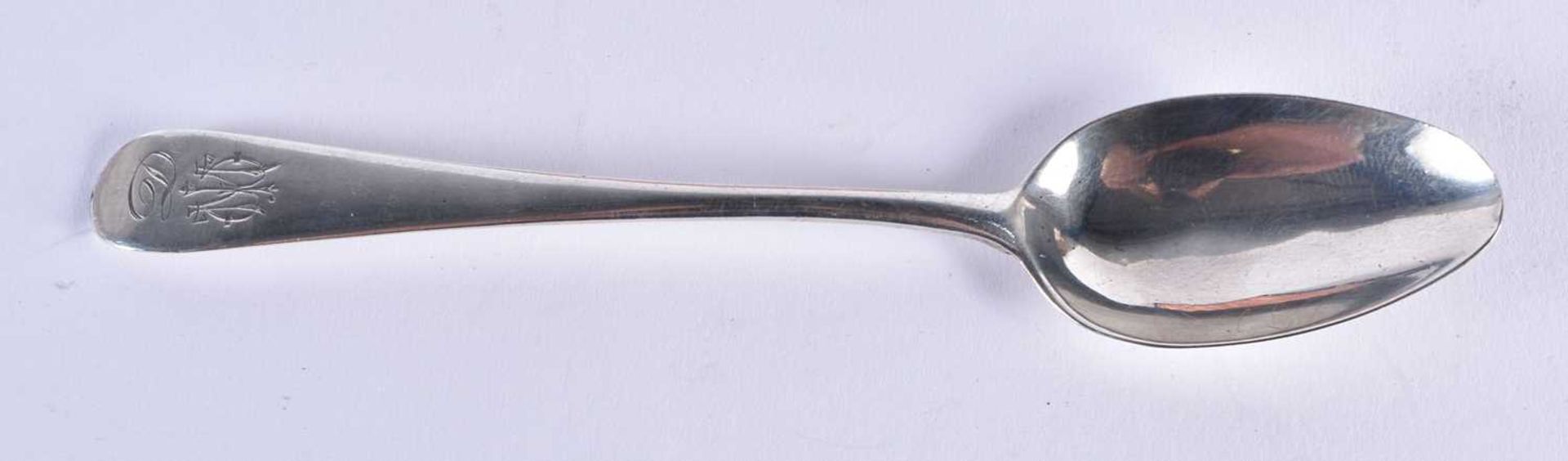 A SET OF SIX GEORGE III SILVER SPOONS. London 1805. 93 grams. 13.75 cm long. (6) - Image 2 of 5