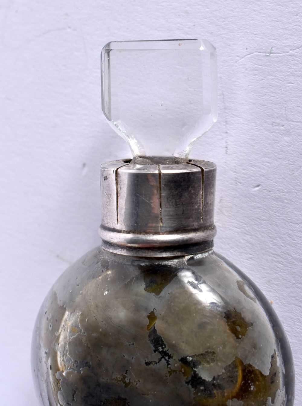 An Edwardian Silver Top Scent Bottle for Roberts & Co of Paris and London in a Leather Case. - Image 4 of 8