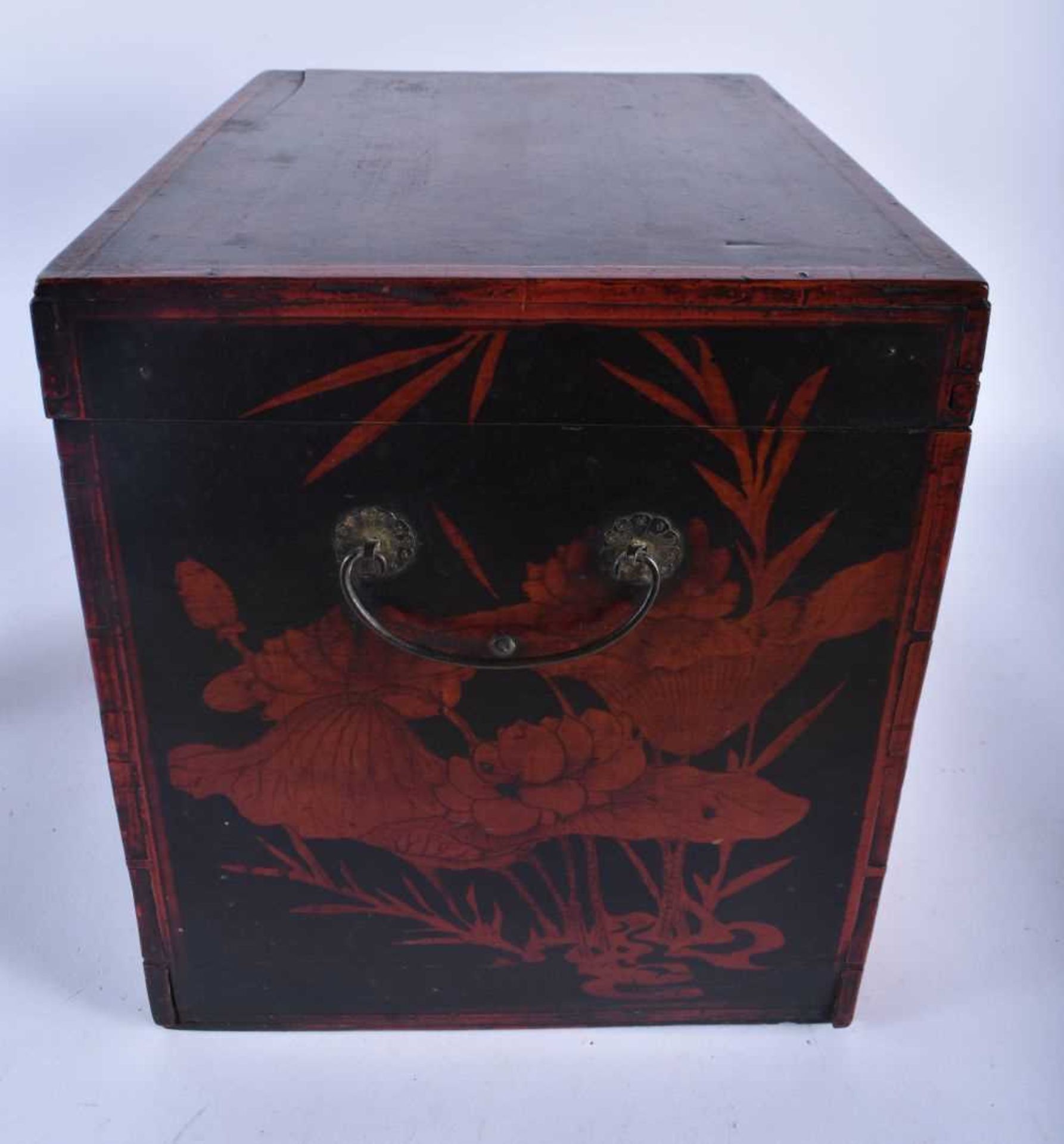 A LARGE CHINESE QING DYNASTY RED LACQUERED COUNTRY HOUSE BOX decorated with figures in landscapes. - Image 5 of 5