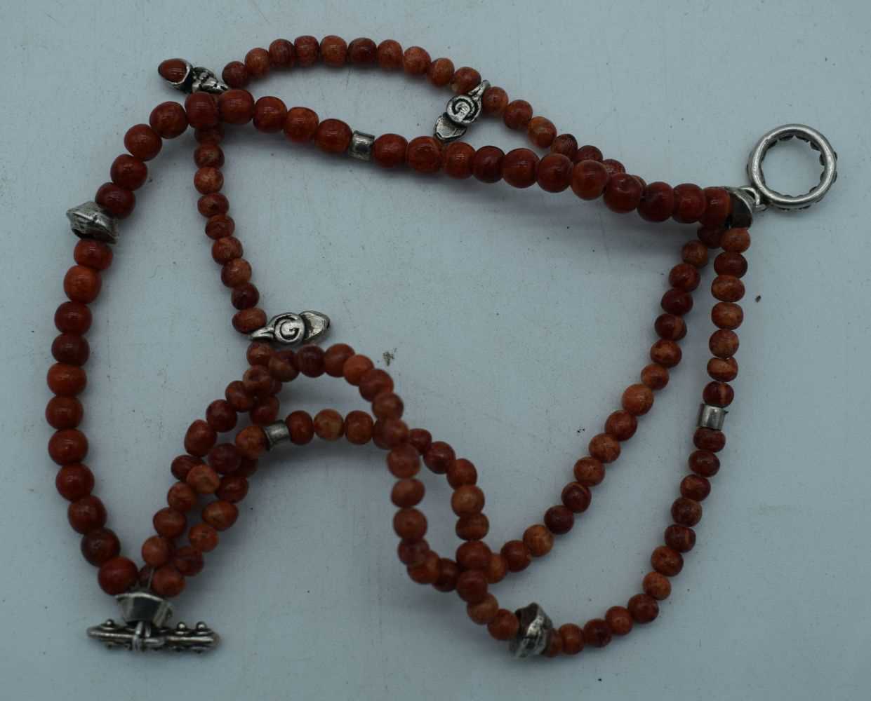 AN IMITATION CORAL WOOD NECKLACE. 35 grams. 22 cm long.