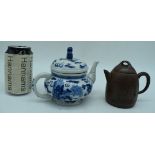 A Chinese porcelain blue and white Tea pot together with a Yixing Teapot 11cm (2).