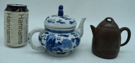 A Chinese porcelain blue and white Tea pot together with a Yixing Teapot 11cm (2).