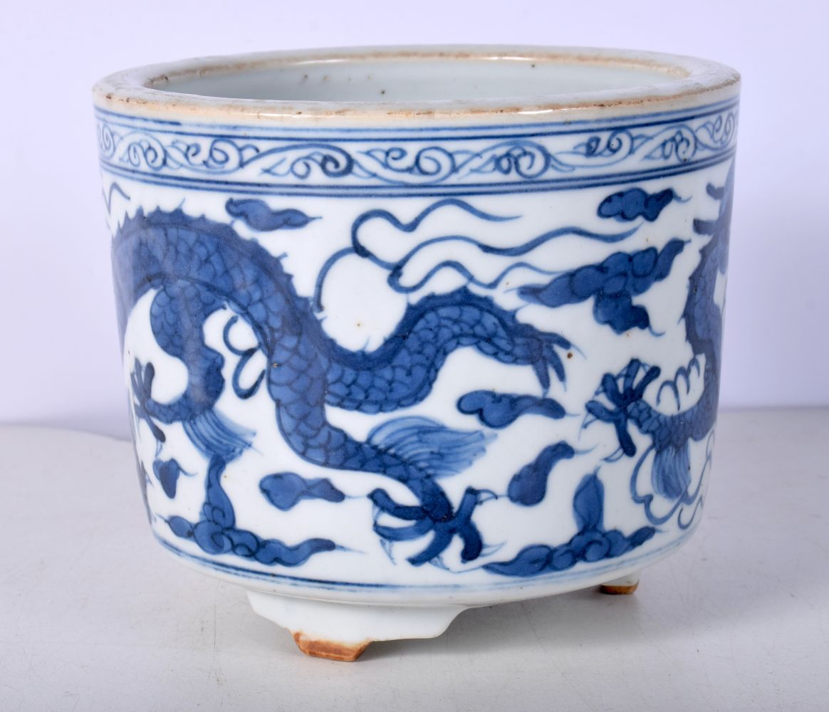 A Chinese porcelain blue and white bowl decorated with dragon 11 x 14 cm. - Image 4 of 4