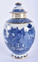 AN 18TH CENTURY CHINESE EXPORT BLUE AND WHITE PORCELAIN TEA CADDY AND COVER Qianlong. 14.5 cm high.