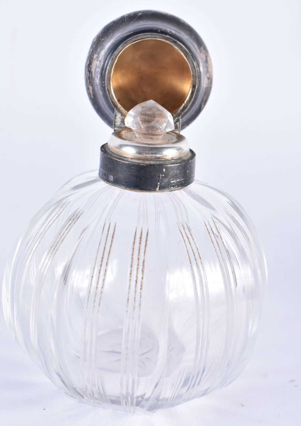 AN ANTIQUE SILVER MOUNTED CUT GLASS SCENT BOTTLE together with a small crystal glass jewellery - Image 3 of 9