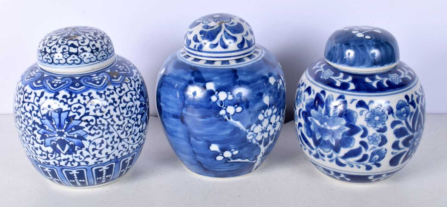 A collection of Chinese blue and white Ginger jars with covers 16 cm (3). - Image 2 of 6