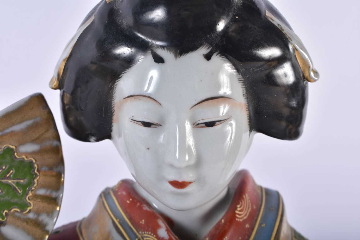 A LARGE EARLY 20TH CENTURY JAPANESE MEIJI PERIOD SATSUMA TYPE PORCELAIN FIGURE OF A GEISHA - Image 2 of 6