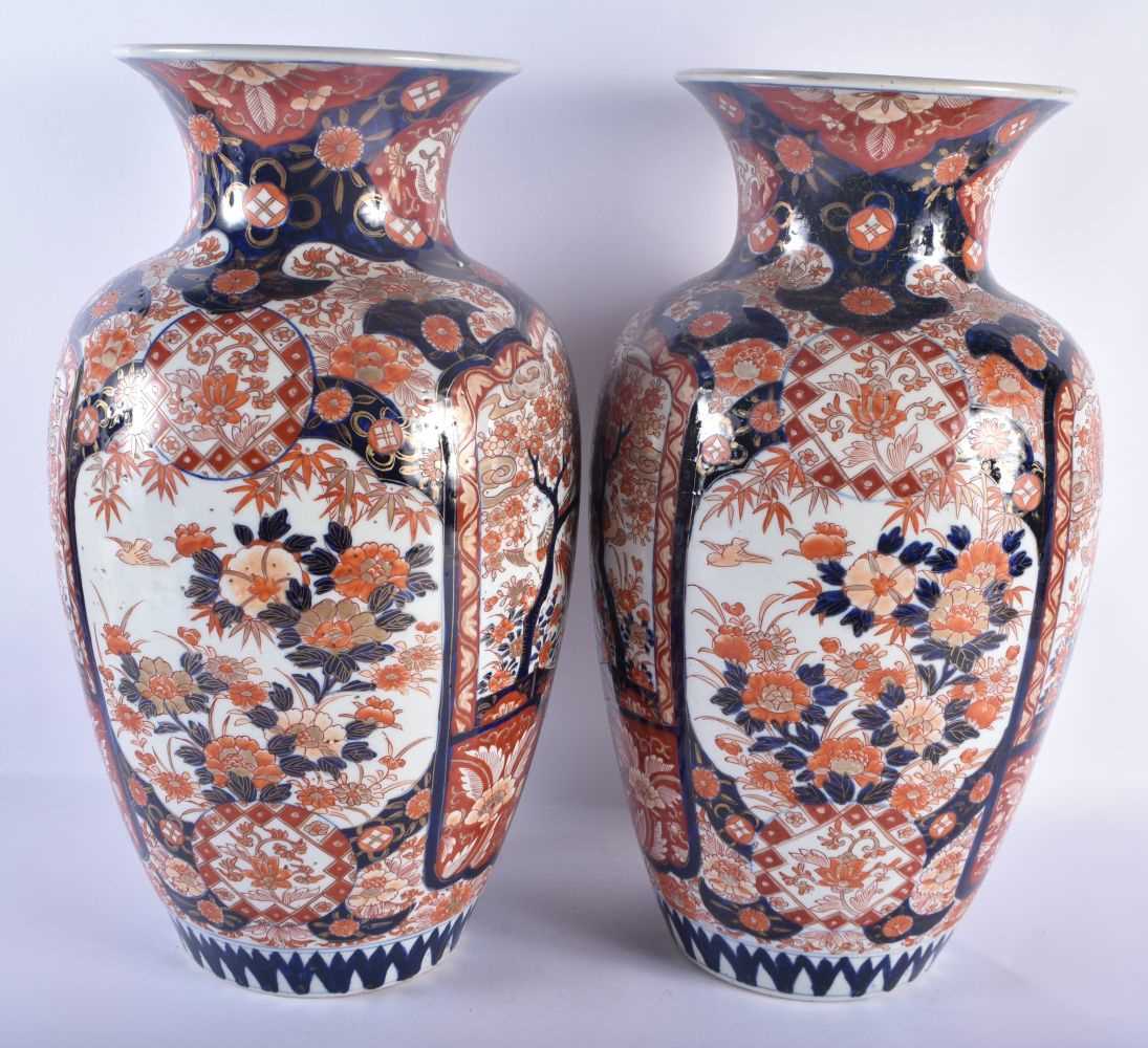 A LARGE PAIR OF 19TH CENTURY JAPANESE MEIJI PERIOD COUNTRY HOUSE IMARI VASES painted with foliage - Image 3 of 6