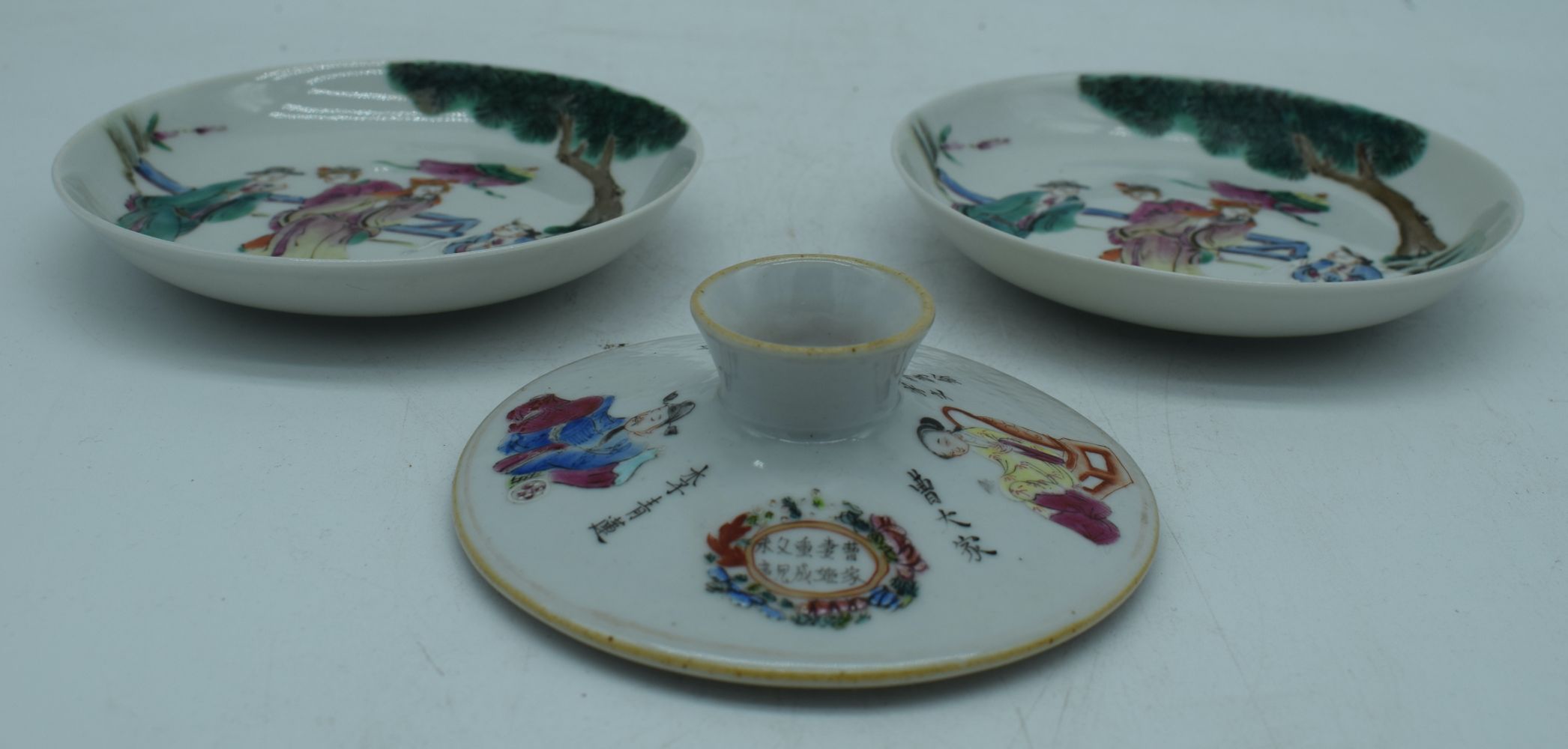 A pair of Chinese porcelain Famille Rose dishes together with a vase cover 14 cm. (3).