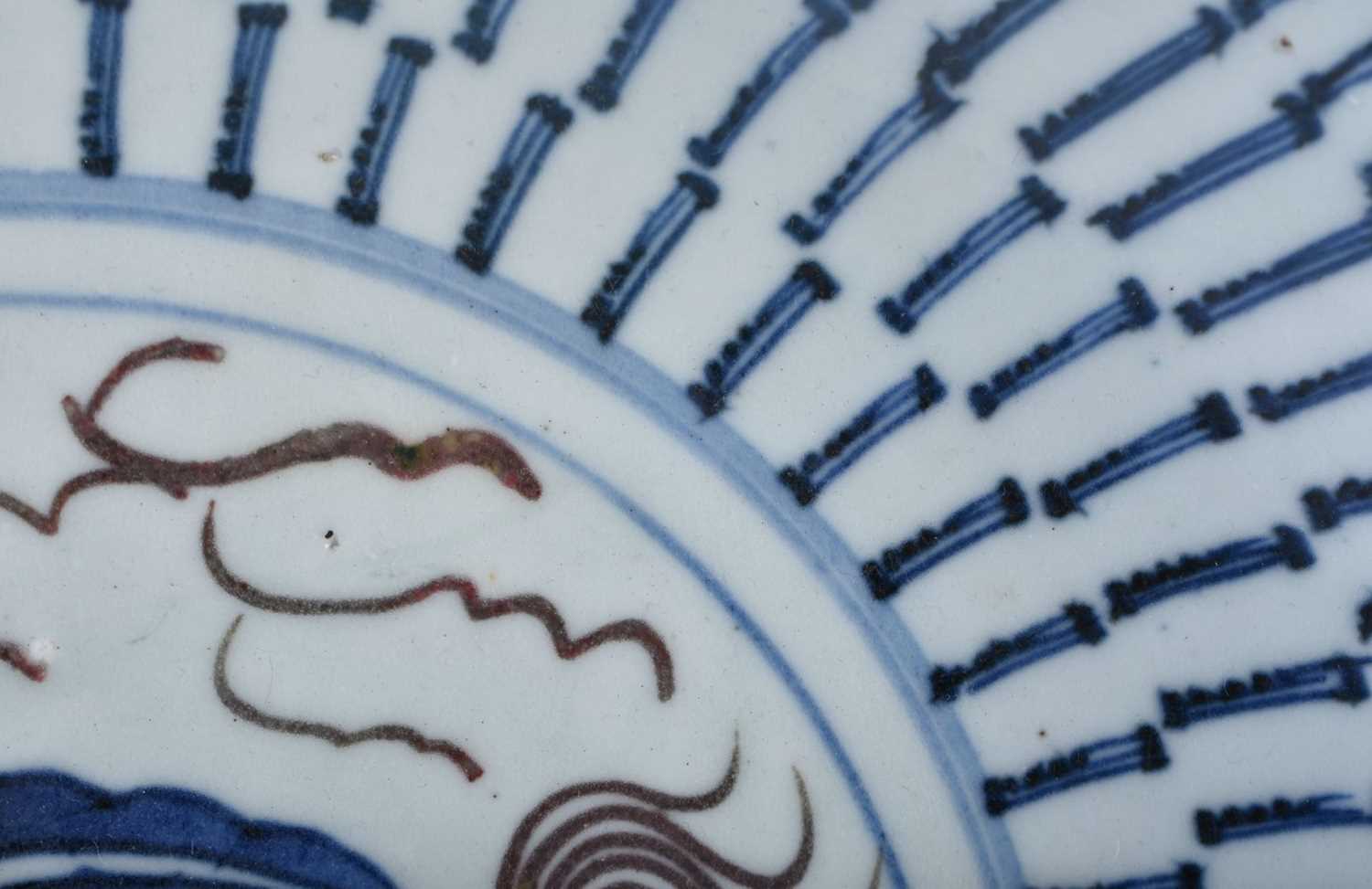 AN EARLY 20TH CENTURY CHINESE BLUE AND WHITE PORCELAIN DISH Late Qing/Republic, painted with - Image 3 of 4