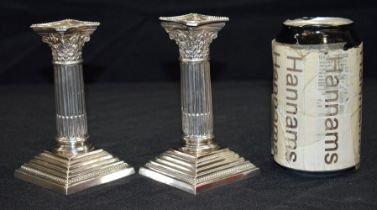 A pair of small Goldsmiths & silversmiths company column candlesticks 12 cm (2).