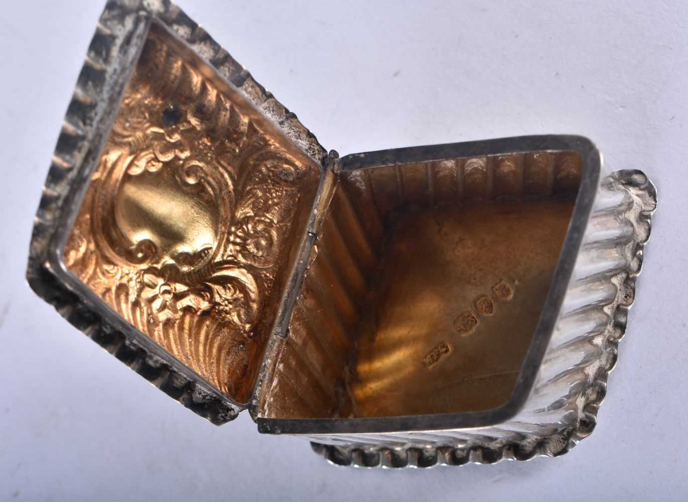 A Victorian Silver Pill Box with Gilt Interior by William Francis Garrud, Hallmarked London 1892. - Image 3 of 4
