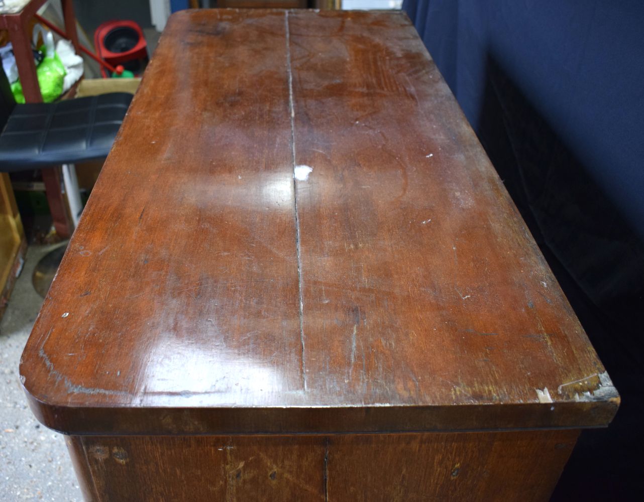 A late 19th Century Mahogany 5 Drawer chest together with two small leather top tables 112 x 112 x - Image 13 of 16