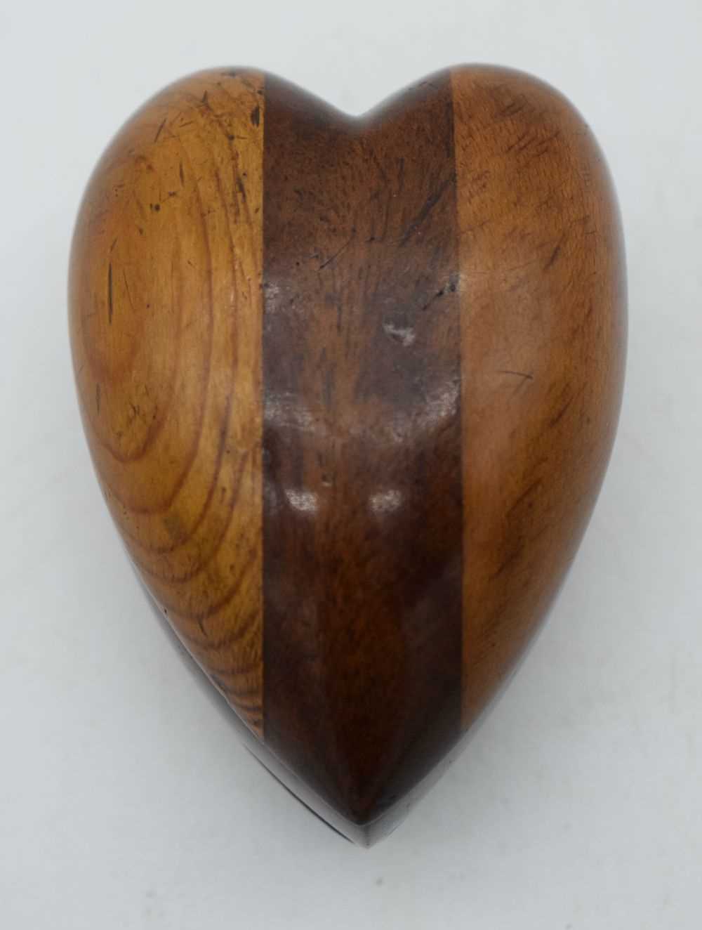 AN ANTIQUE HEART SHAPED TREEN SNUFF BOX. 7.75 cm x 5.5 cm. - Image 4 of 4