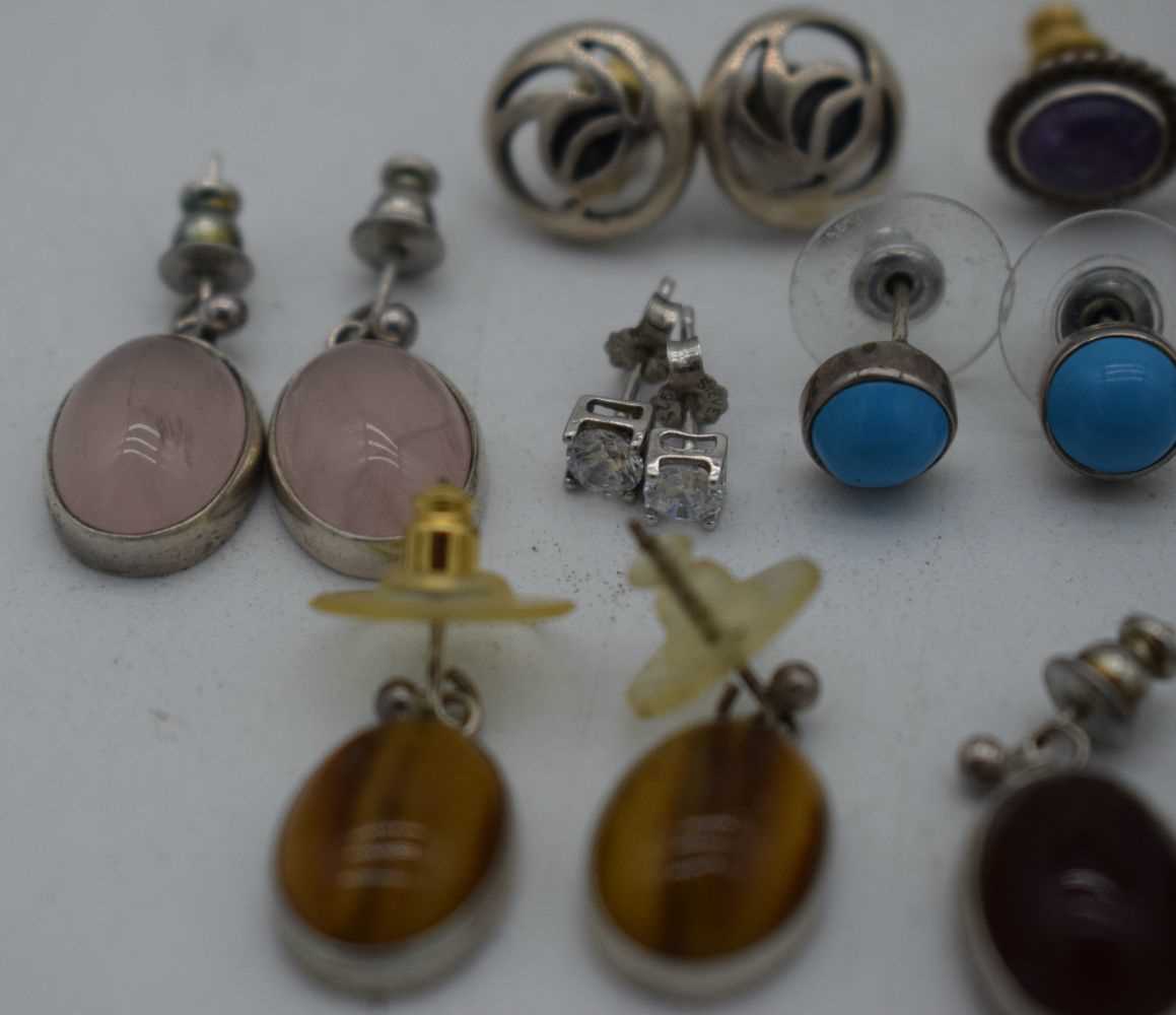 ASSORTED EARRINGS. 32 grams. (qty) - Image 2 of 3