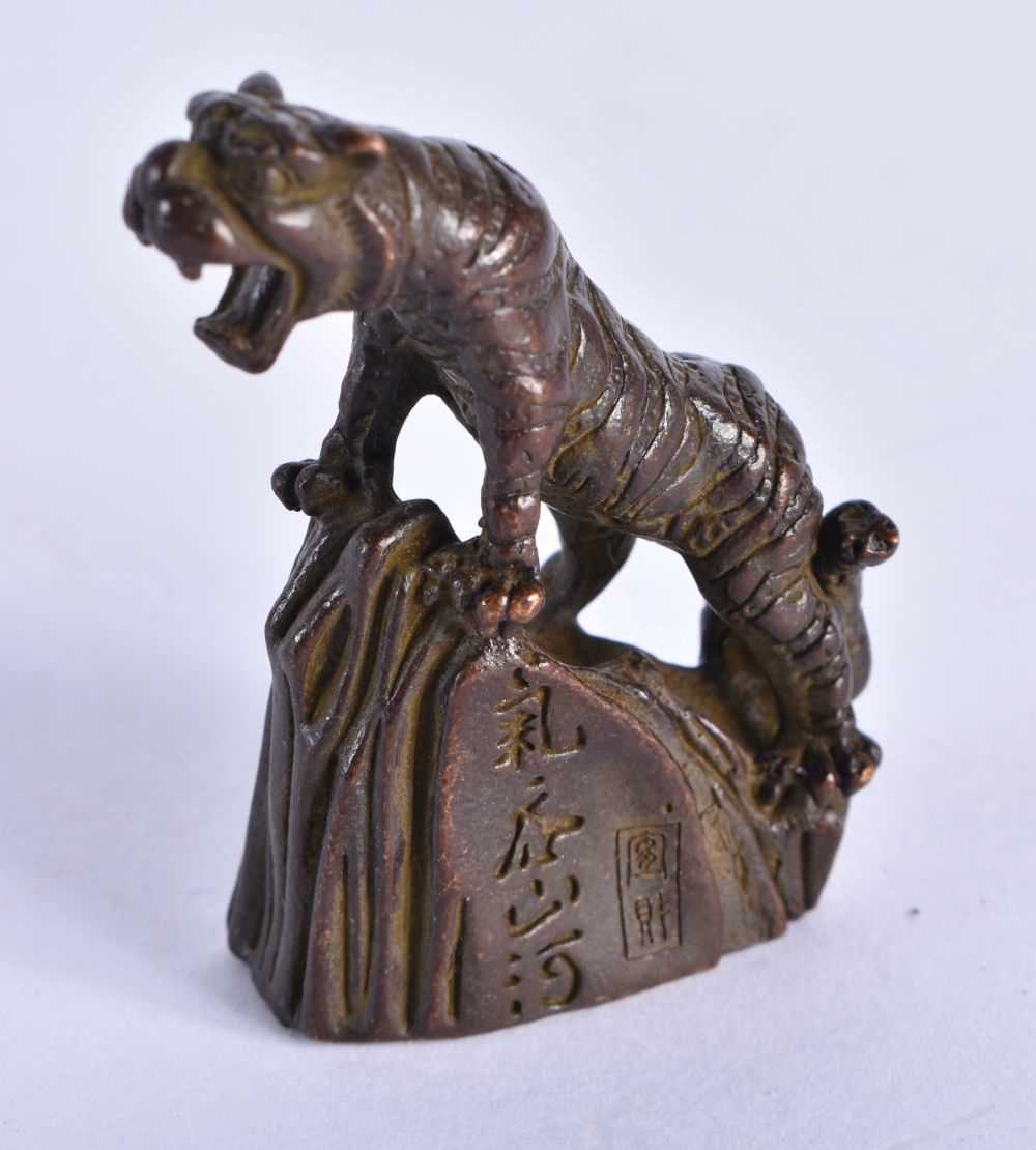 A JAPANESE BRONZE TIGER OKIMONO. 72 grams. 5 cm x 4 cm. - Image 2 of 4