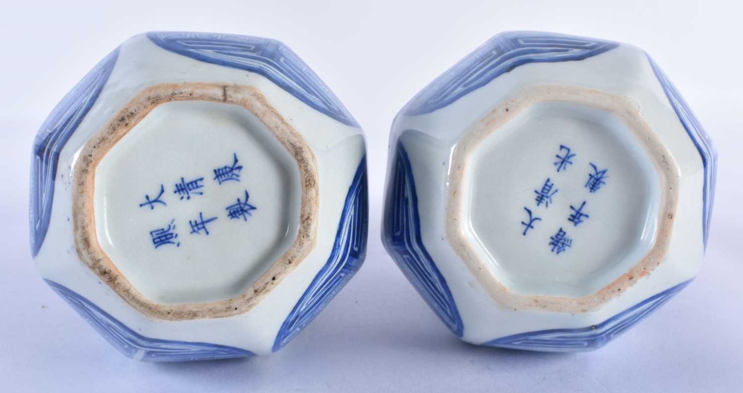 A PAIR OF EARLY 20TH CENTURY CHINESE BLUE AND WHITE PORCELAIN VASES Late Qing/Republic, bearing - Image 4 of 4
