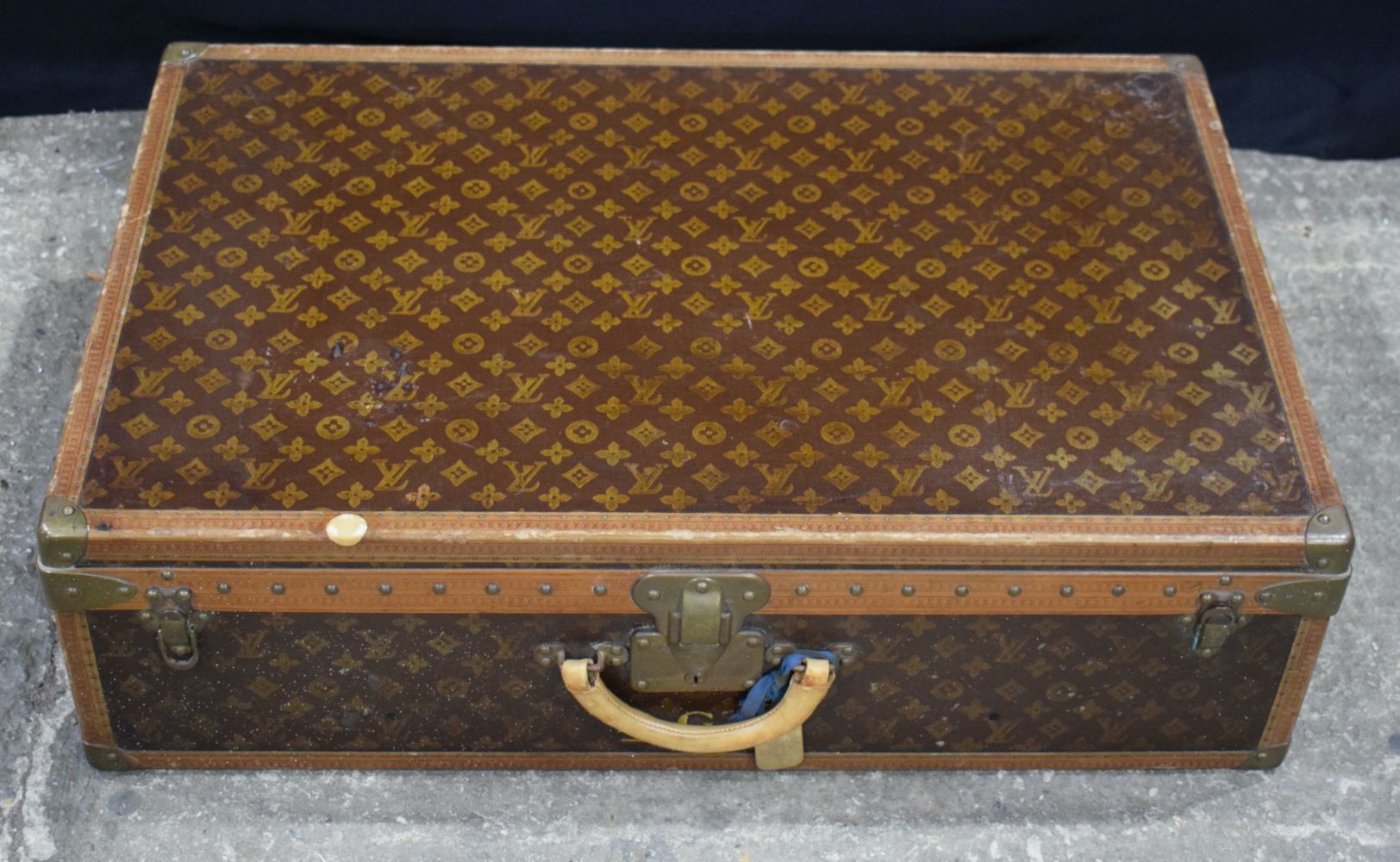 A Louis Vuitton suitcase 23 x 81 x 53 cm.