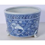A Chinese porcelain blue and white planter decorated with Foo Dogs 14 x 18cm