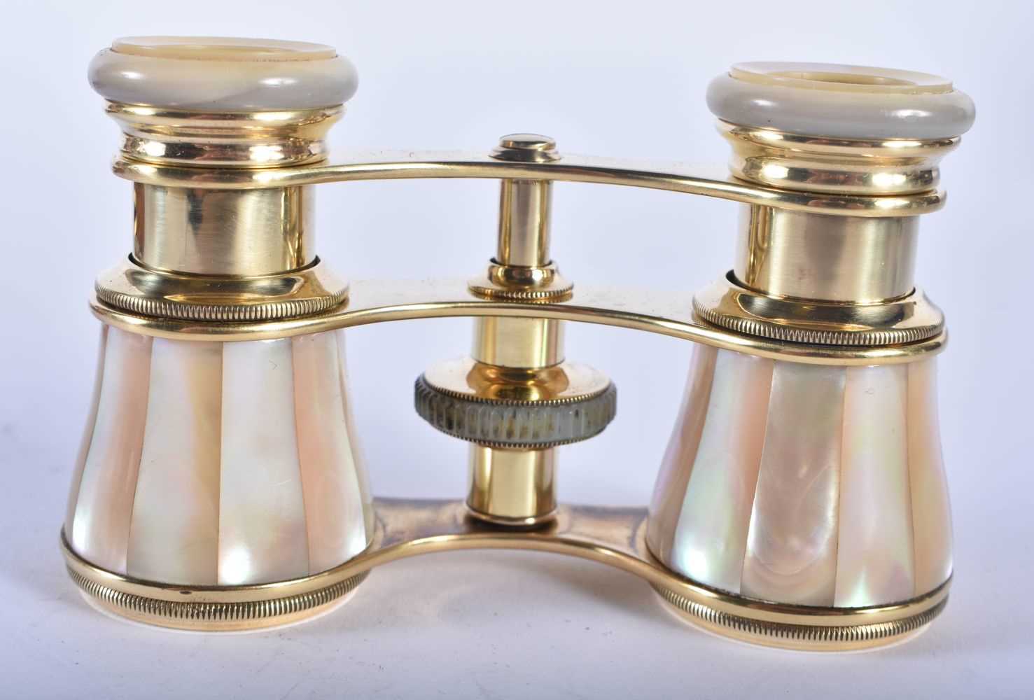 A PAIR OF MOTHER OF PEARL OPERA GLASSES. 9 cm x 9 cm extended. - Image 3 of 5