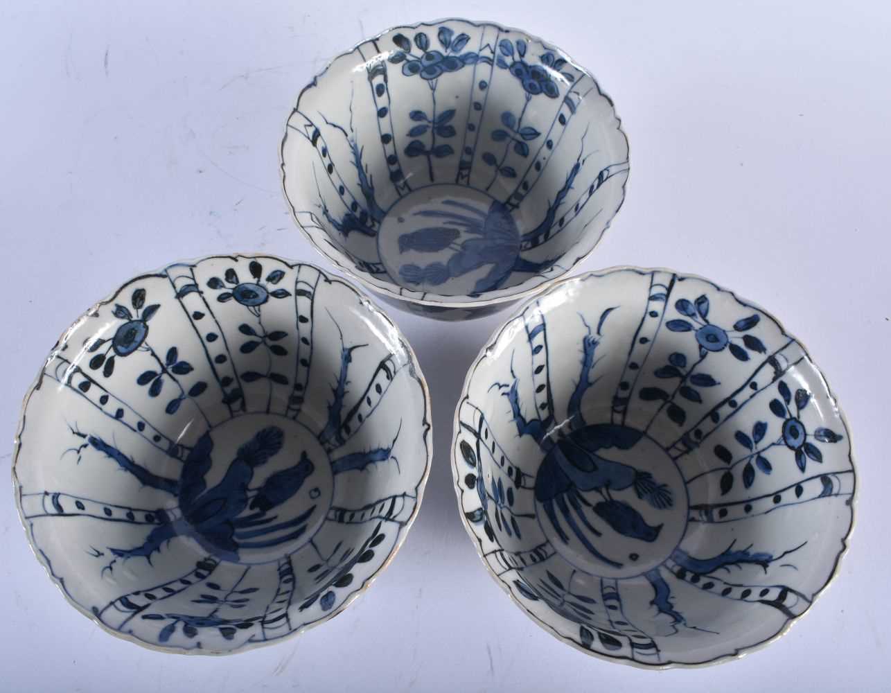 A SET OF THREE CHINESE KRAAK PORCELAIN BLUE AND WHITE SCALLOPED BOWLS possibly King/Qing. 13 cm x - Image 3 of 4