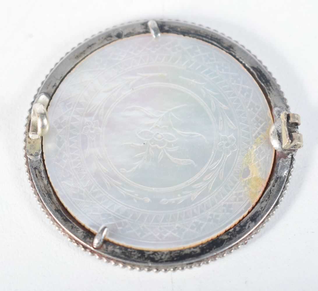 AN ANTIQUE CHINESE MOTHER OF PEARL BROOCH. 11.3 grams. 4 cm diameter. - Image 2 of 3