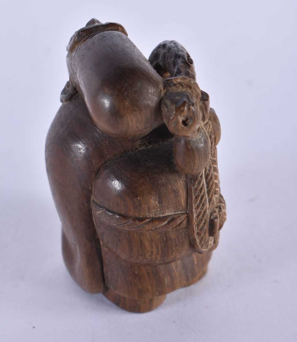 A JAPANESE CARVED WOOD FIGURAL NETSUKE. 44 grams. 5.25cm x 3.75 cm. - Image 3 of 4